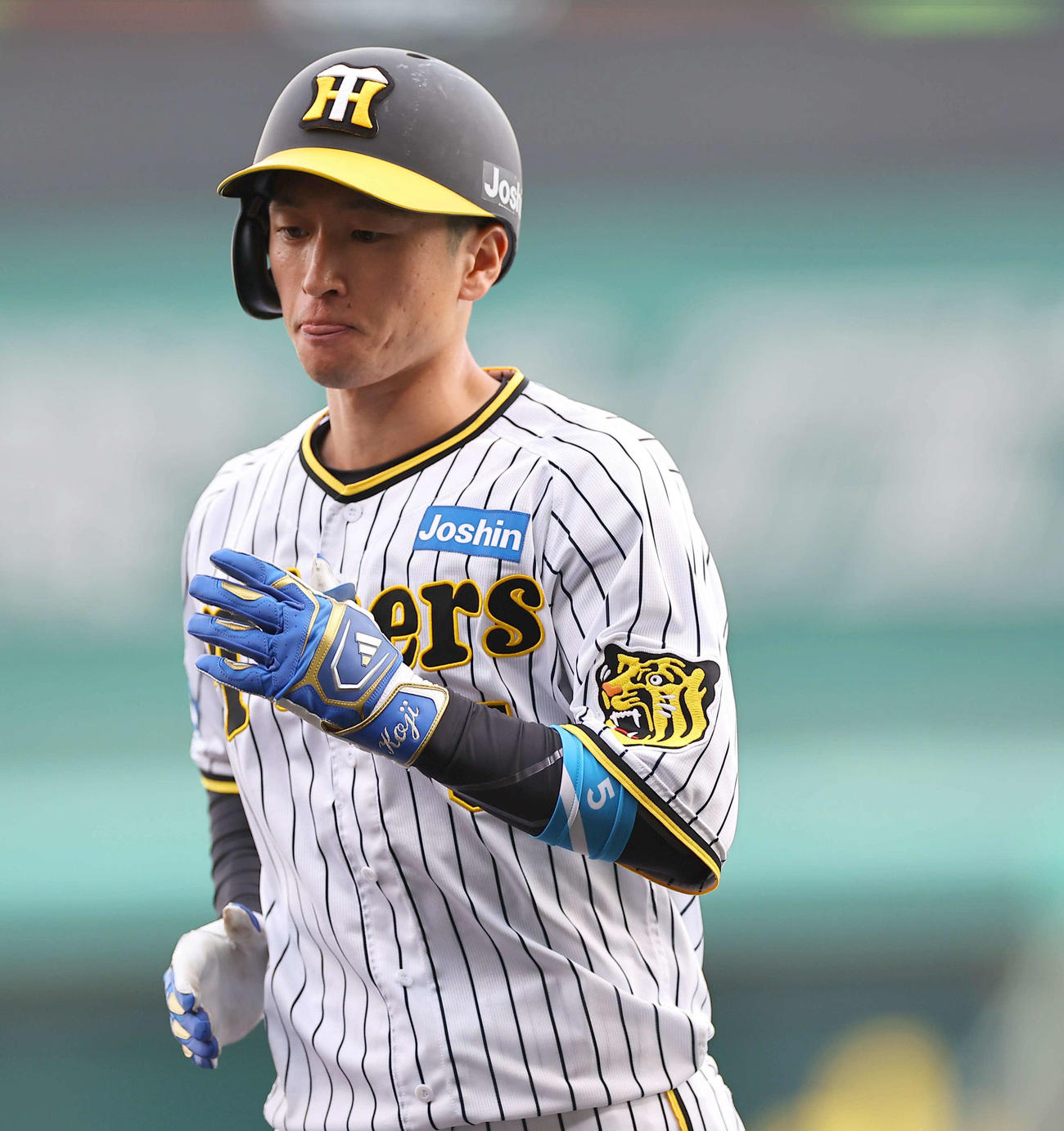 阪神対ヤクルト　7回裏阪神無死一塁、近本は遊撃併殺打に倒れる（撮影・上田博志）