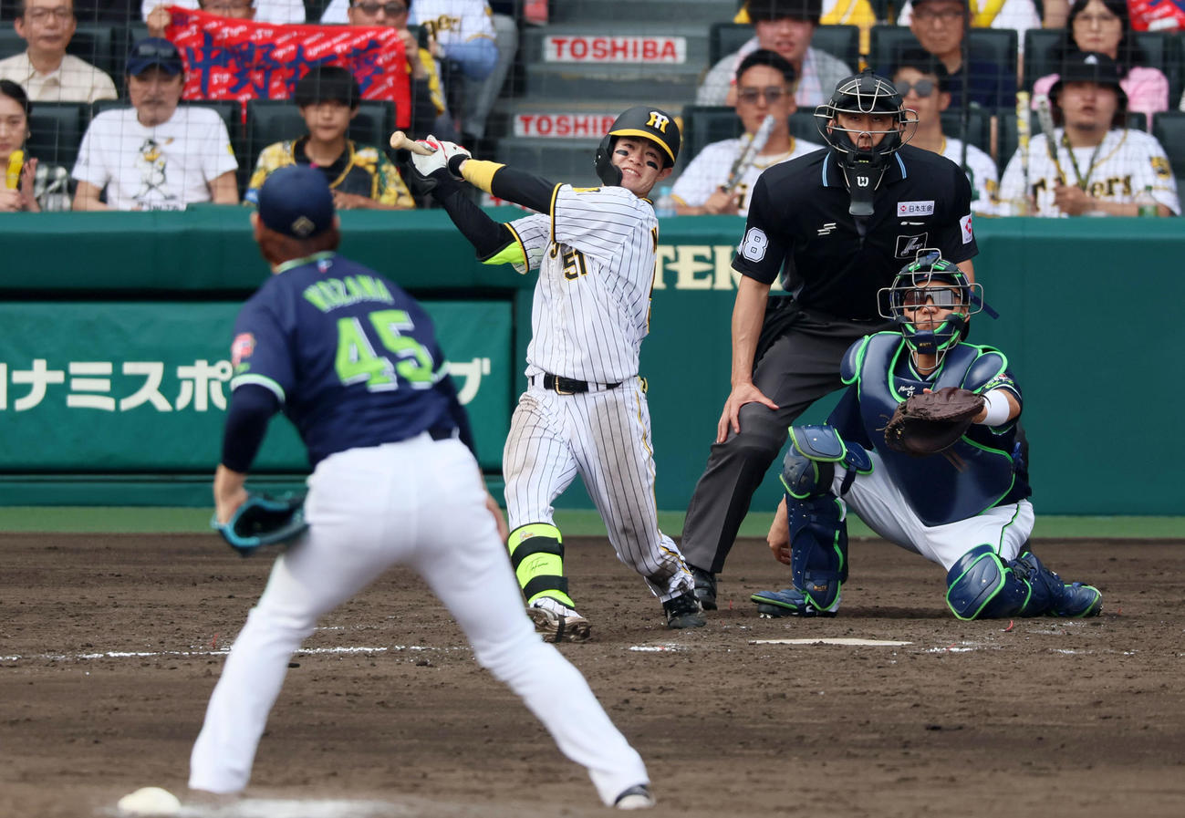 阪神対ヤクルト　5回裏阪神無死三塁、中野は中飛を打ち上げ犠飛となる。投手は小沢（撮影・加藤哉）