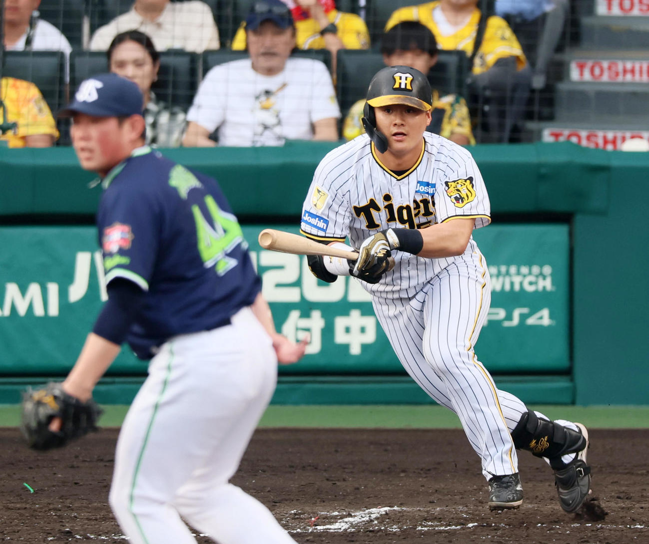 阪神対ヤクルト　7回裏阪神無死、代打前川は中前打を放つ。投手は大西（撮影・加藤哉）
