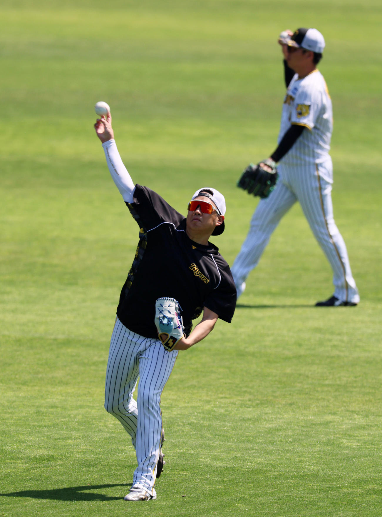 阪神対ヤクルト　練習でキャッチボールする西勇。右は村上（撮影・加藤哉）
