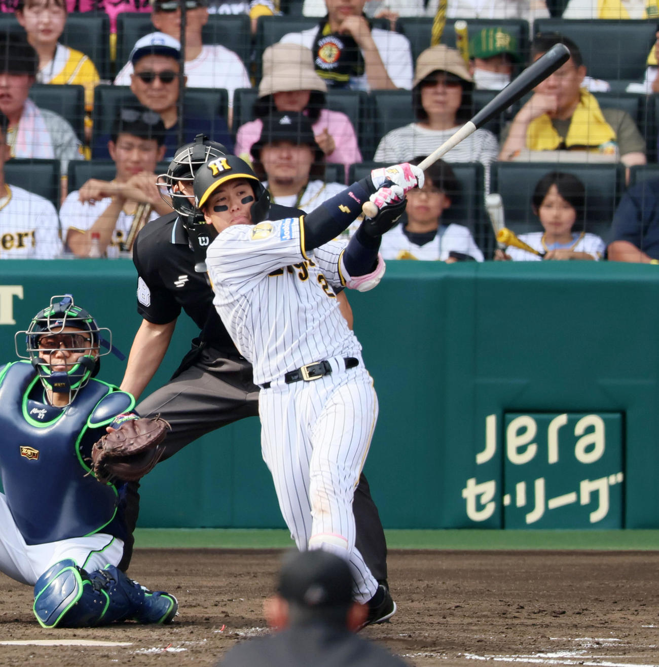 阪神対ヤクルト　4回裏阪神1死一塁、梅野隆太郎は左二塁打を放つ（撮影・加藤哉）