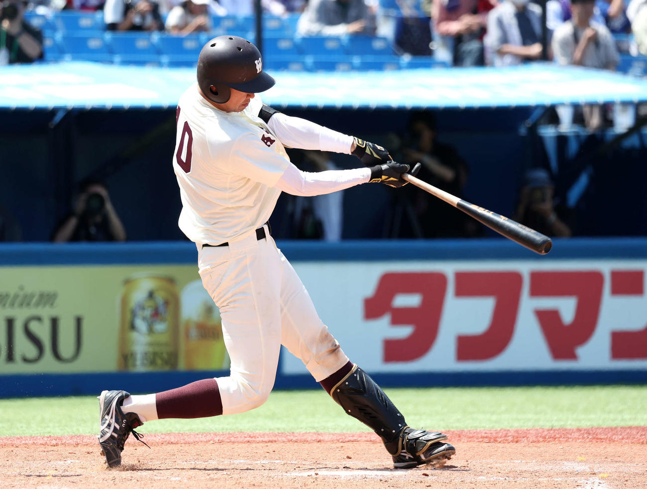 明大対早大　9回裏早大無死一塁、印出は左越え2点本塁打を放つ（撮影・鈴木正人）