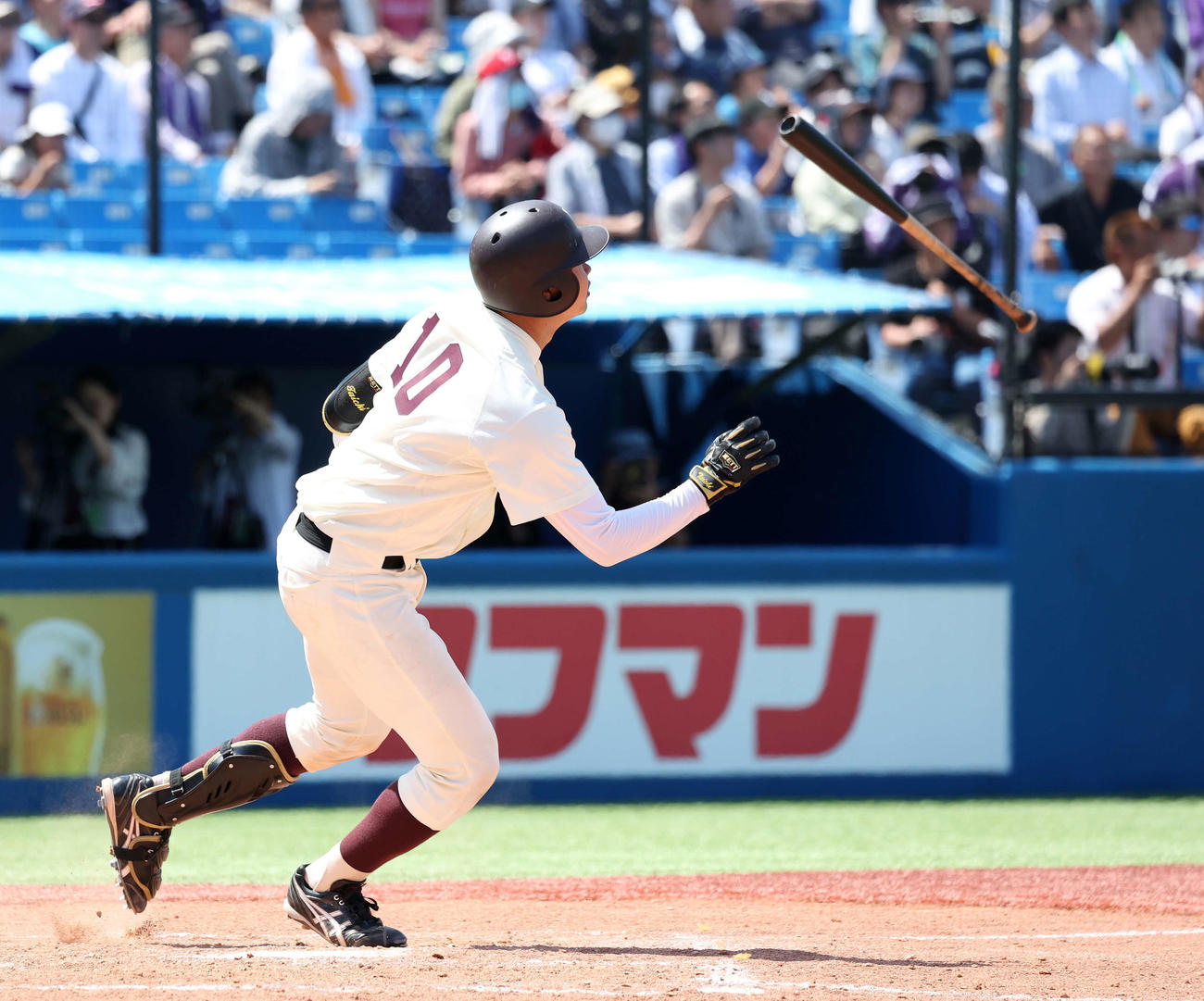 明大対早大　9回裏早大無死一塁、印出は左越え2点本塁打を放つ（撮影・鈴木正人）