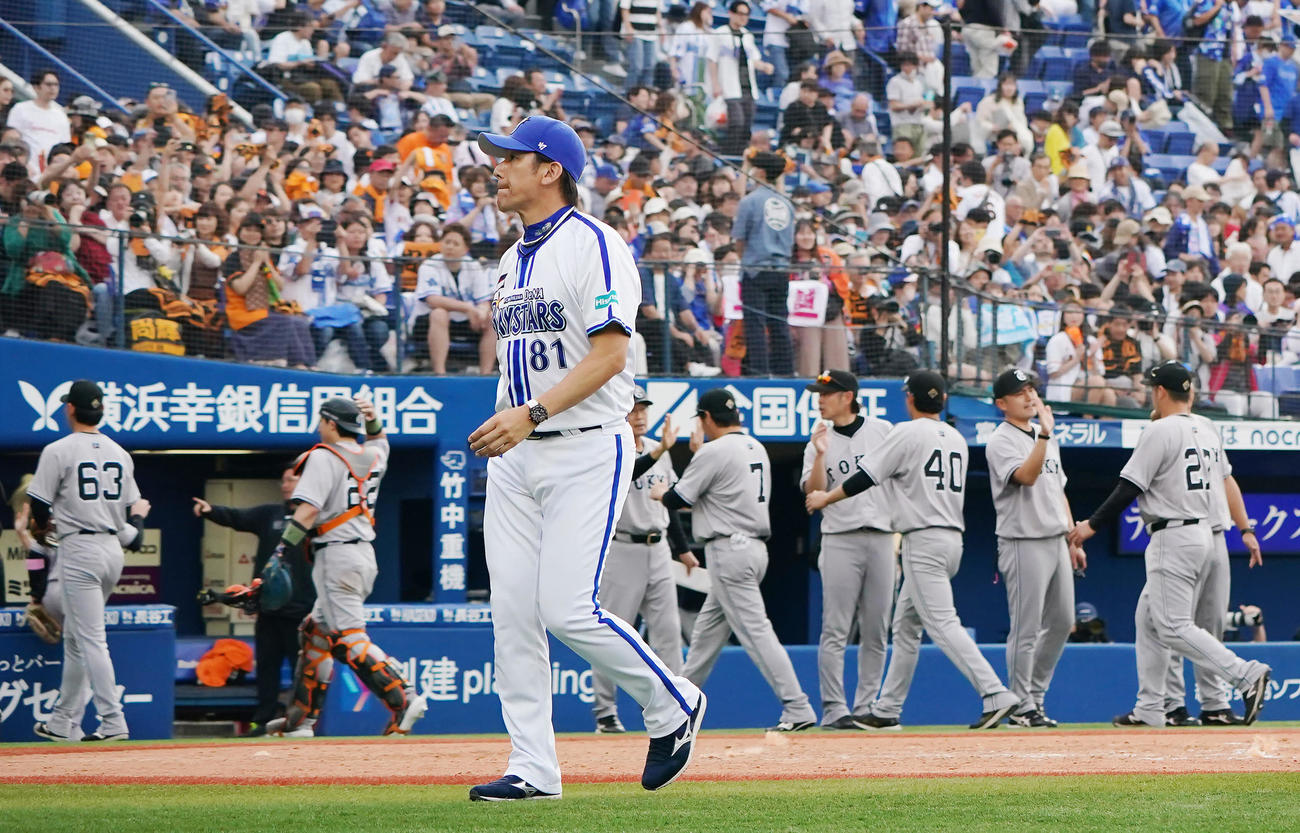 DeNA対巨人　巨人に連敗し引き揚げるDeNA三浦監督（撮影・垰建太）