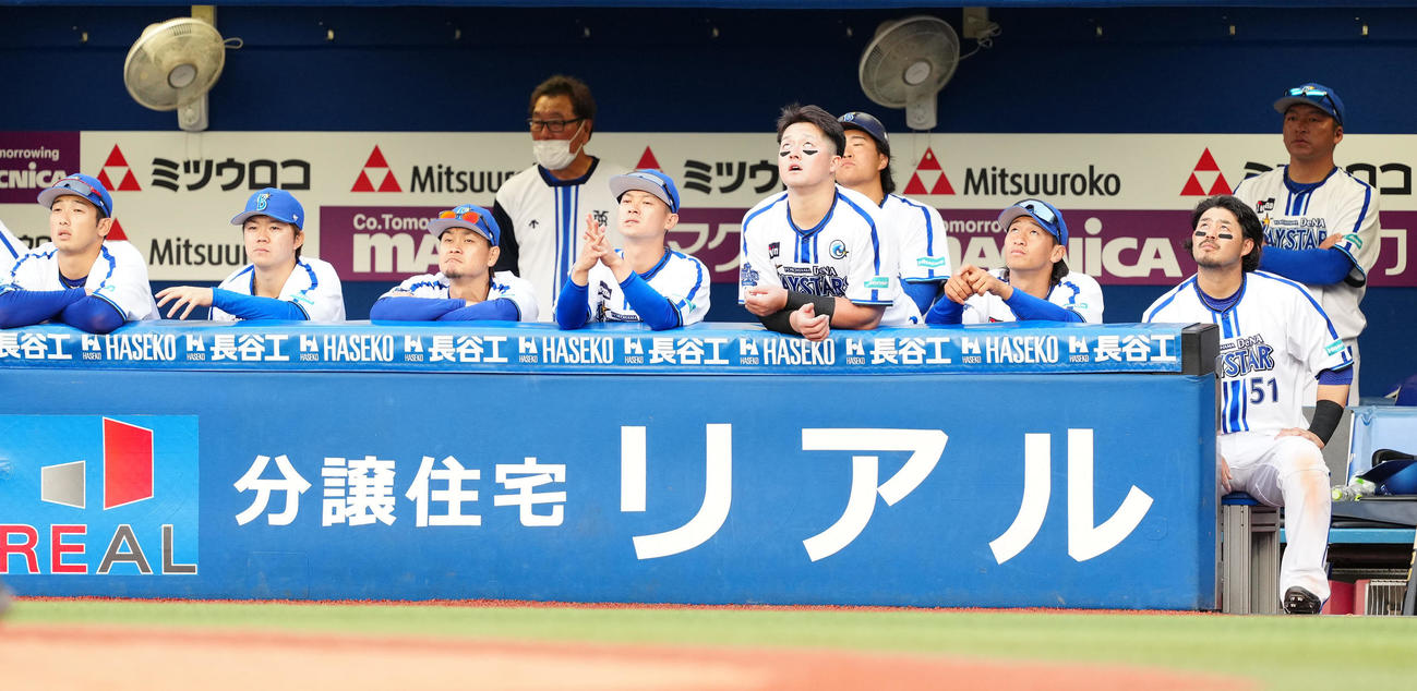 DeNA対巨人　9回裏DeNA2死二塁、三飛となった桑原の打球をベンチから見つめる選手たち（撮影・江口和貴）