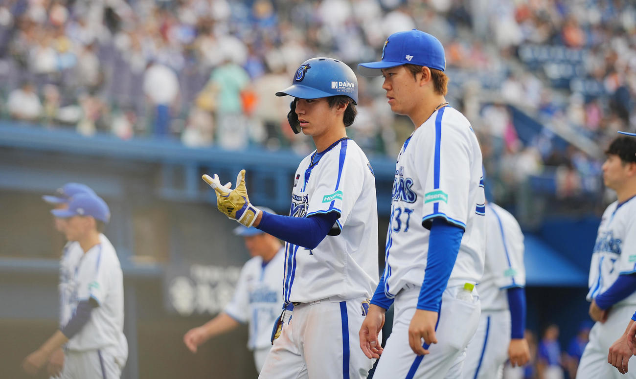 DeNA対巨人　巨人に連敗し引き揚げる度会（中央左）らDeNAナイン（撮影・垰建太）