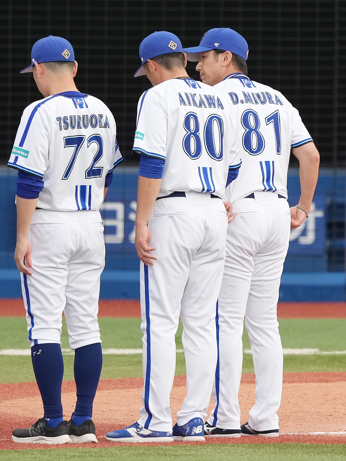 DeNA対巨人　巨人に敗れ、整列するDeNA三浦監督（右）（撮影・鈴木みどり）