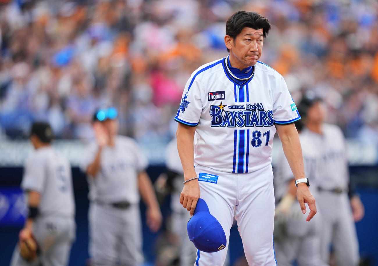 DeNA対巨人　巨人に連敗しファンにあいさつするDeNA三浦監督（撮影・垰建太）