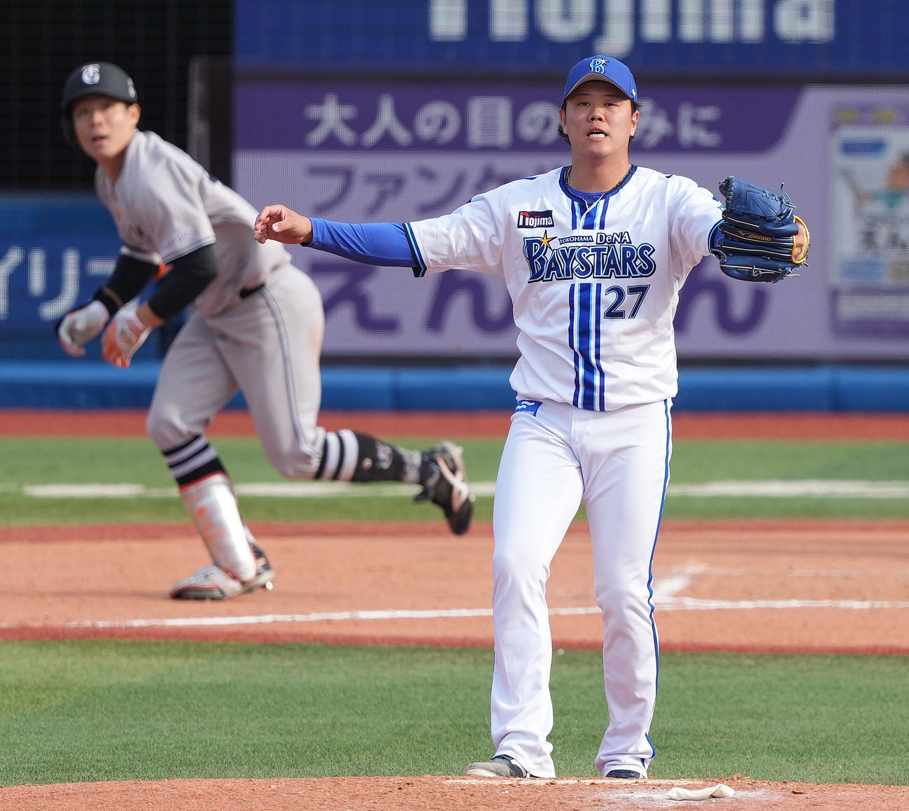 DeNA対巨人　6回表巨人2死二塁、佐々木に適時二塁打を浴びる上茶谷（撮影・鈴木みどり）