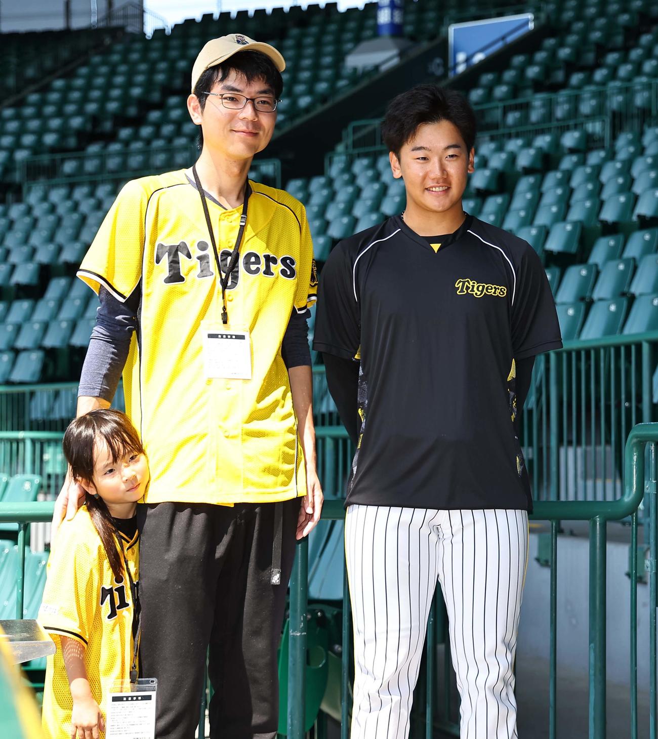 阪神対ヤクルト　ファンとふれ合う門別（撮影・上田博志）