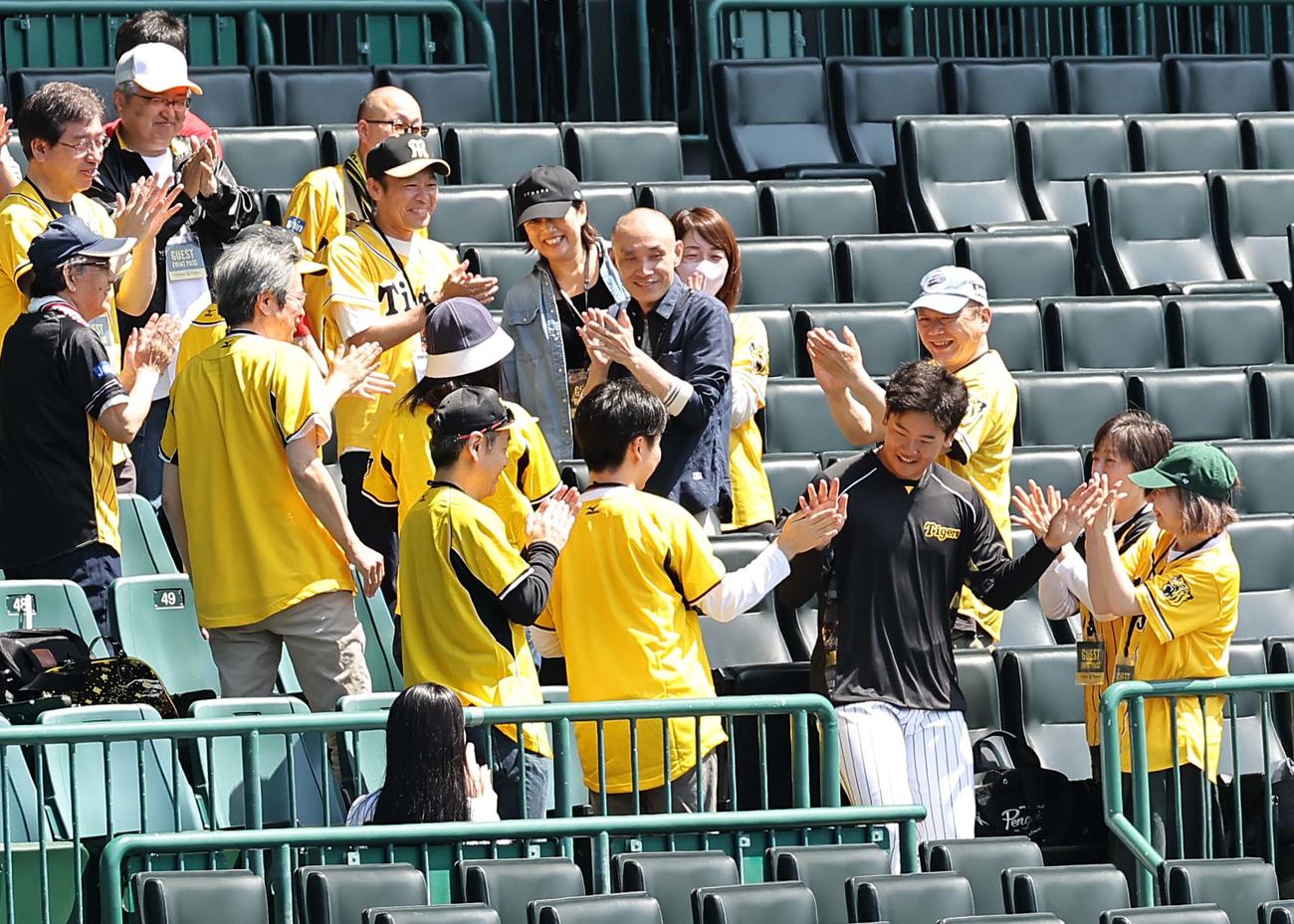 阪神対ヤクルト　ファンとふれ合う門別（撮影・上田博志）