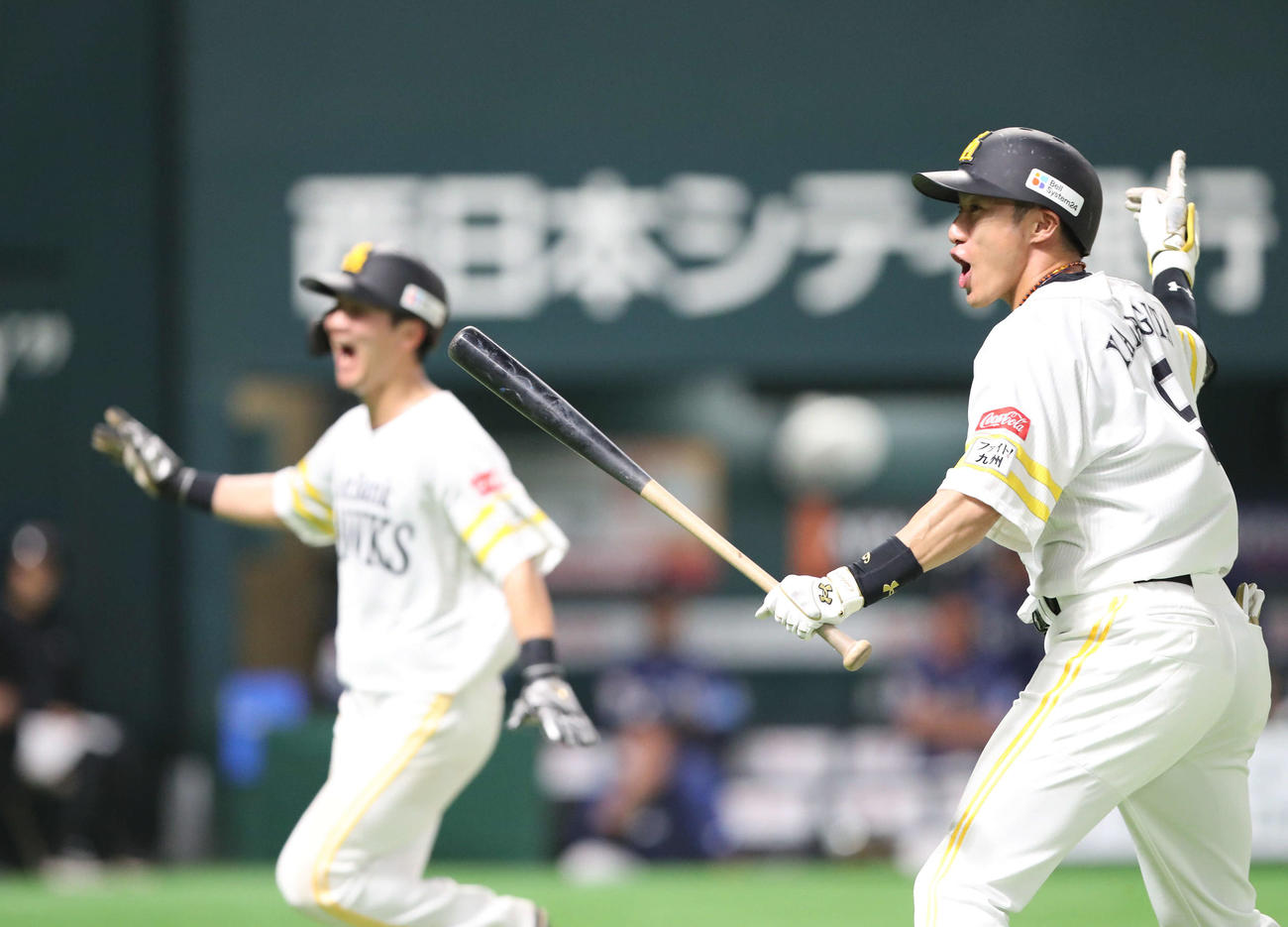 ソフトバンク対西武　延長12回裏ソフトバンク2死満塁、打者柳田のときヤンが投げたボールを捕手の古市が後方へそらしてしまい三塁走者の緒方が生還、サヨナラとなる（撮影・梅根麻紀）