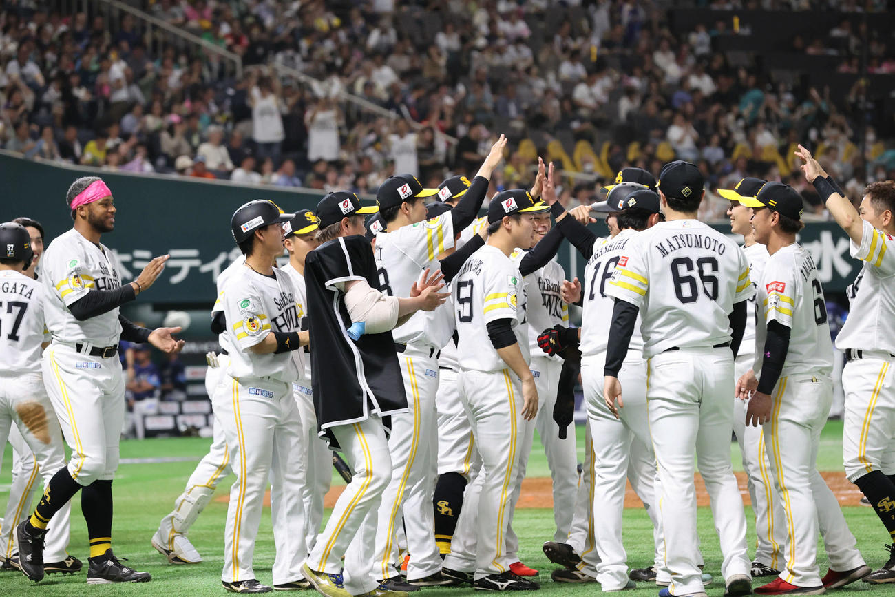 ソフトバンク対西武　連日のサヨナラ勝利に歓喜の表情を見せるソフトバンクナイン（撮影・梅根麻紀）