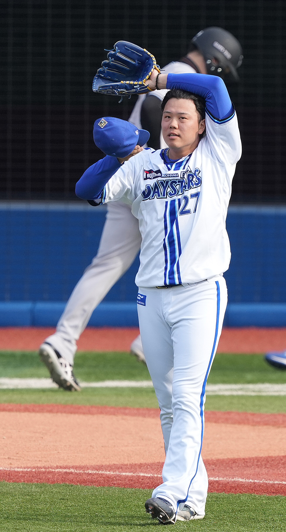 DeNA対巨人　6回表巨人2死二塁、佐々木に中適時二塁打を浴び、汗をぬぐう上茶谷（撮影・鈴木みどり）
