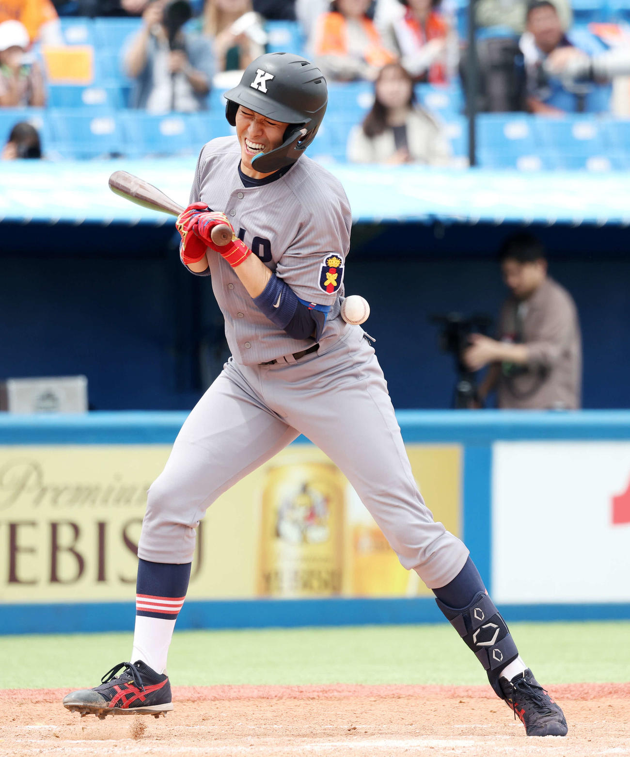 法大対慶大　5回裏慶大2死二塁、清原は死球（撮影・鈴木正人）