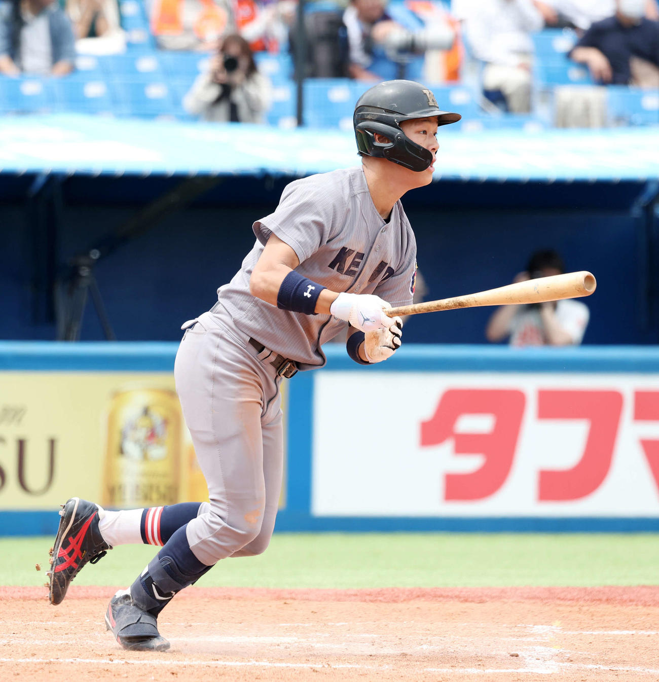 法大対慶大　5回裏慶大2死一、二塁、真田は右越え適時二塁打を放つ（撮影・鈴木正人）