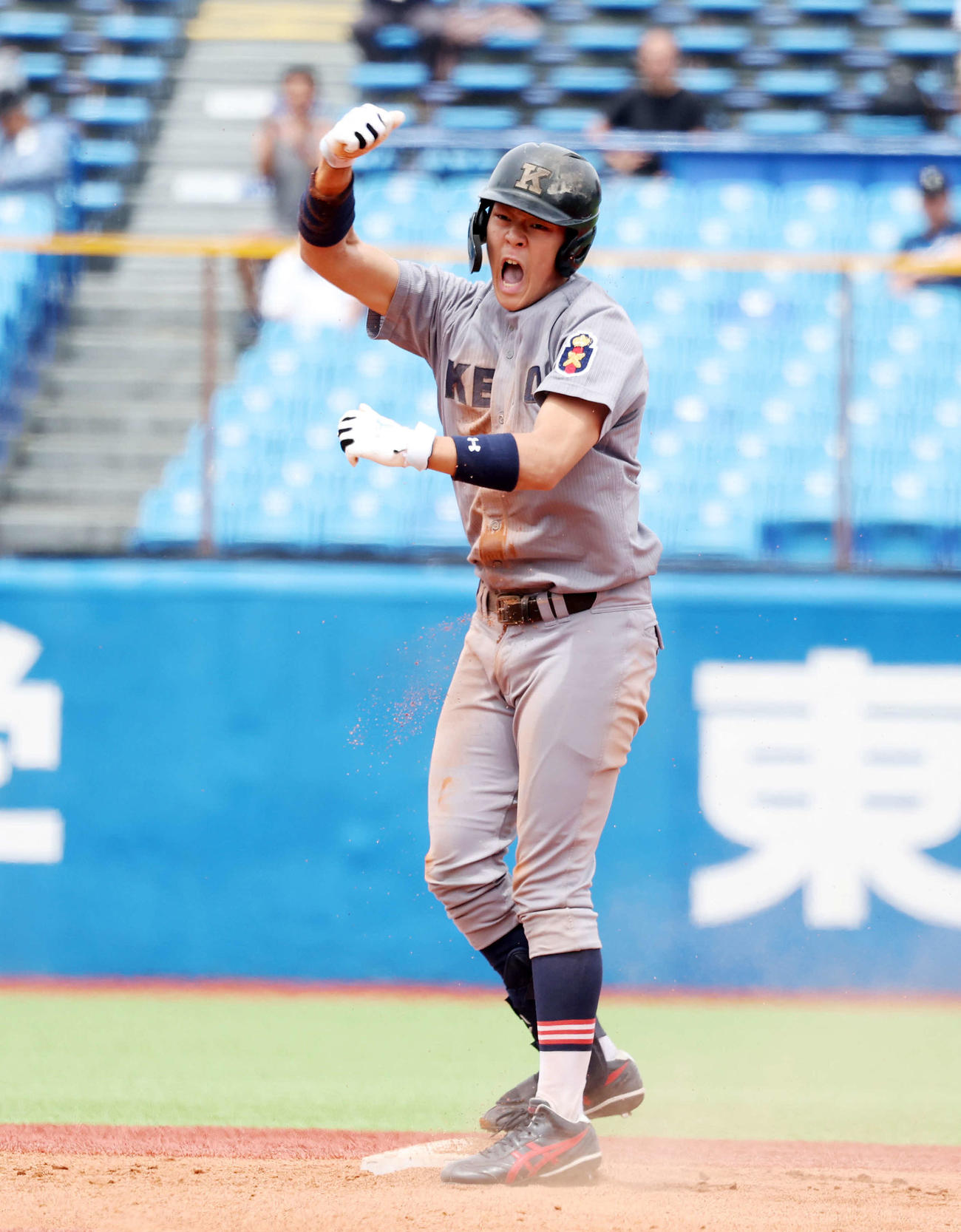 法大対慶大　5回裏慶大2死一、二塁、真田は右越え適時二塁打を放ち雄たけびを上げる（撮影・鈴木正人）