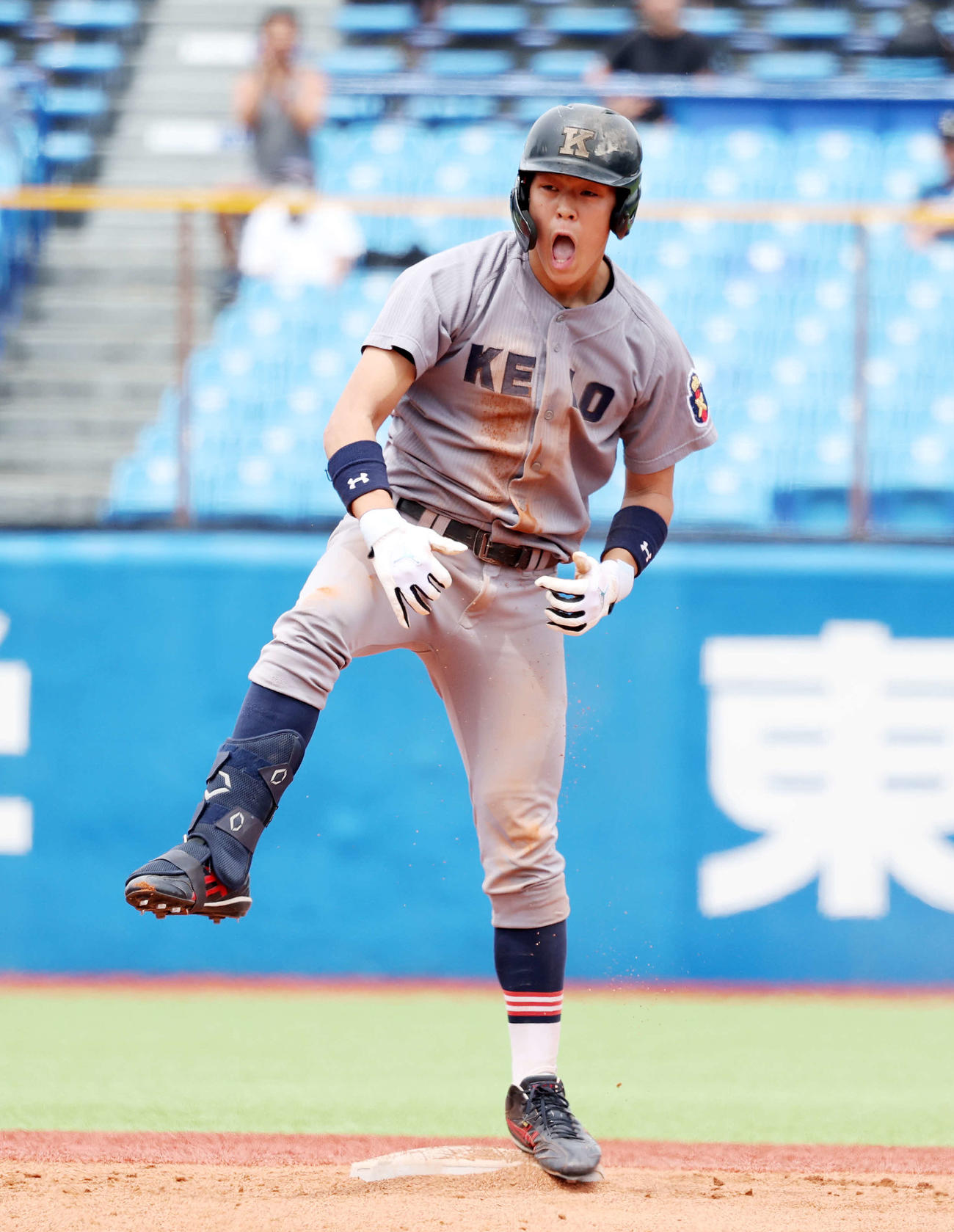 法大対慶大　5回裏慶大2死一、二塁、真田は右越え適時二塁打を放ち雄たけびを上げる（撮影・鈴木正人）