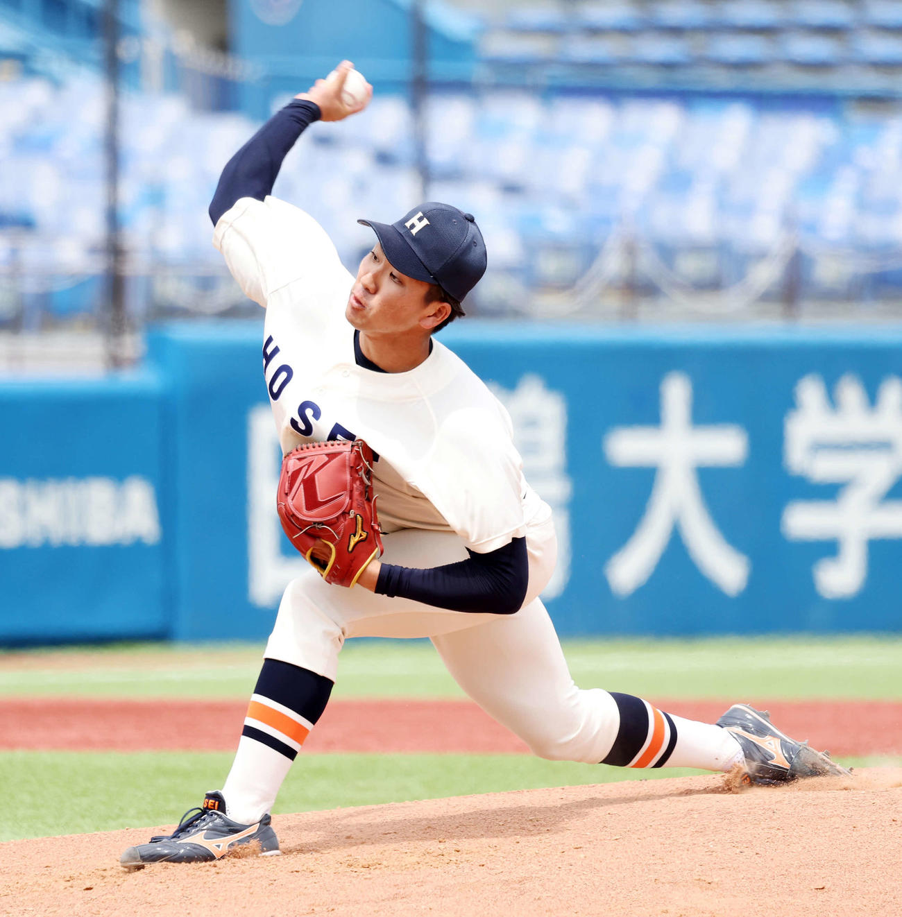 法大対慶大　力投する法大先発の篠木（撮影・鈴木正人）