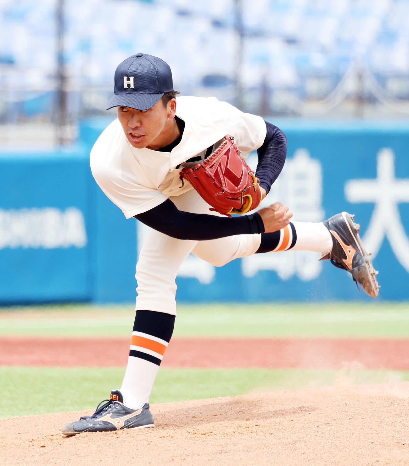 法大対慶大　力投する法大先発の篠木（撮影・鈴木正人）