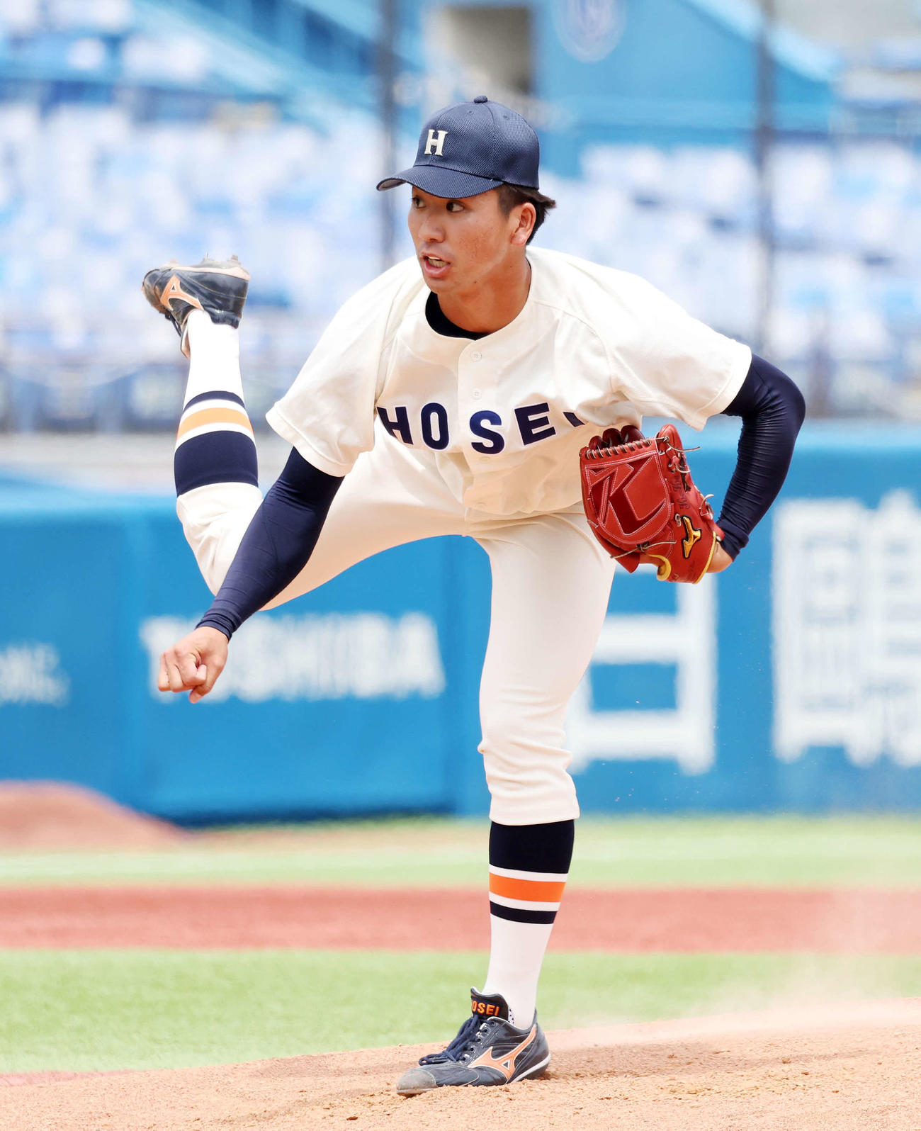 法大対慶大　力投する法大先発の篠木（撮影・鈴木正人）