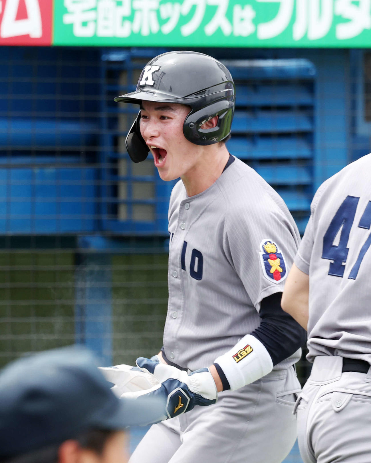 法大対慶大　5回裏慶大2死一、二塁、真田の右越え適時二塁打で二塁走者の丸田が生還し雄たけびを上げる（撮影・鈴木正人）
