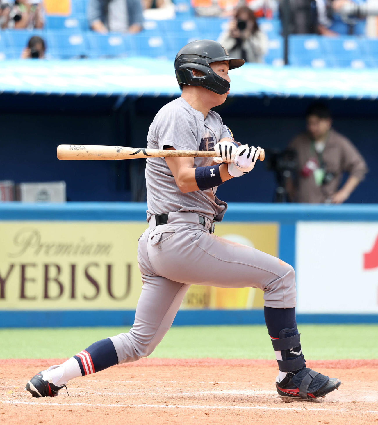 法大対慶大　5回裏慶大2死一、二塁、真田は右越え適時二塁打を放つ（撮影・鈴木正人）