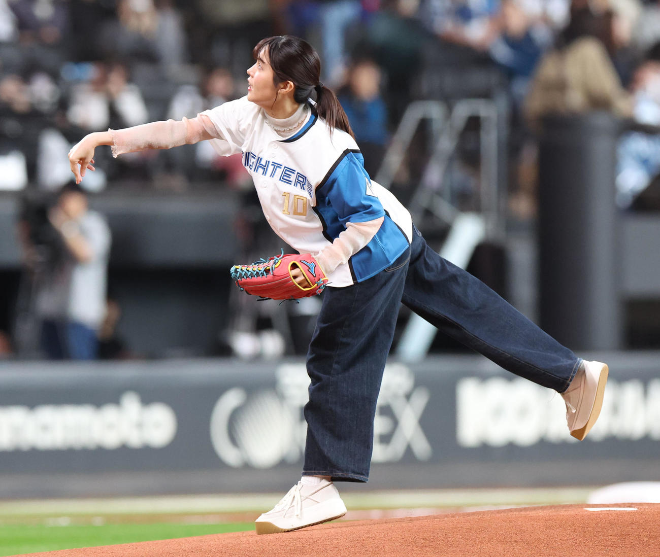 日本ハム対オリックス　試合前、ファーストピッチを務める声優の千本木彩花（撮影・佐藤翔太）