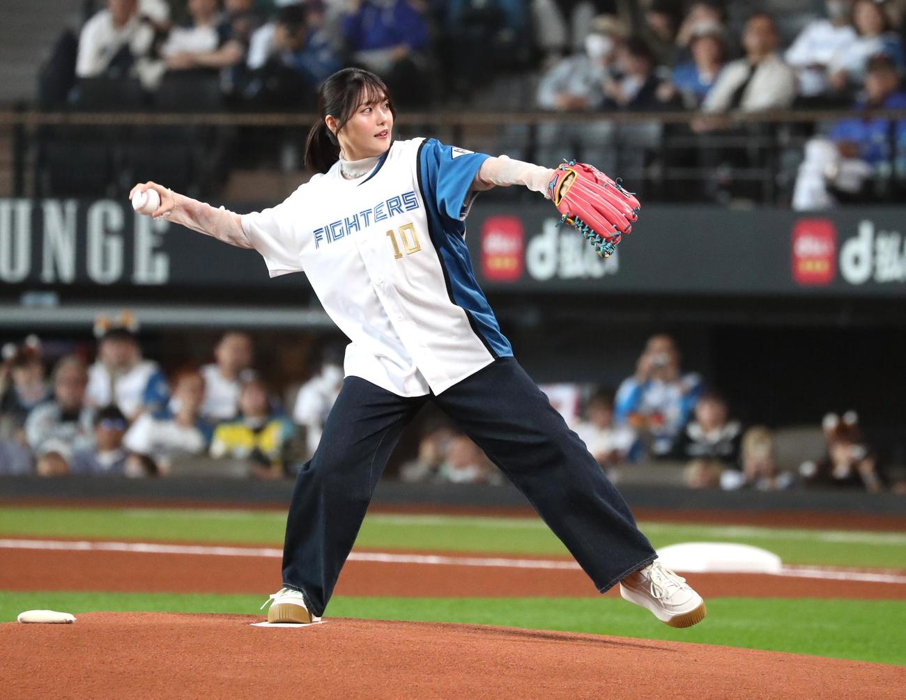 日本ハム対オリックス　ファーストピッチセレモニーで投球する声優の千本木彩花（撮影・黒川智章）