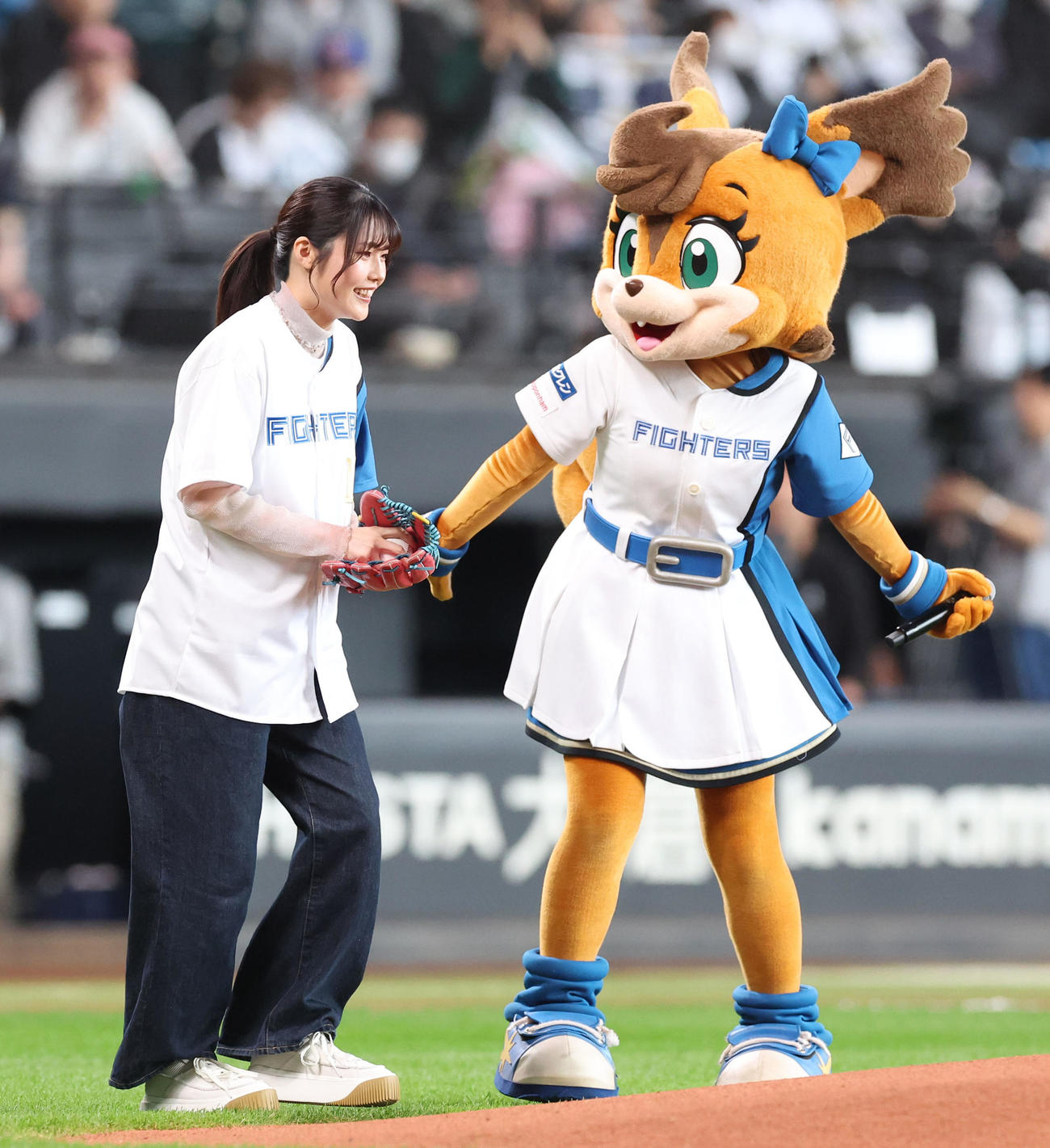 日本ハム対オリックス　試合前、ファーストピッチを務める声優の千本木彩花（撮影・佐藤翔太）