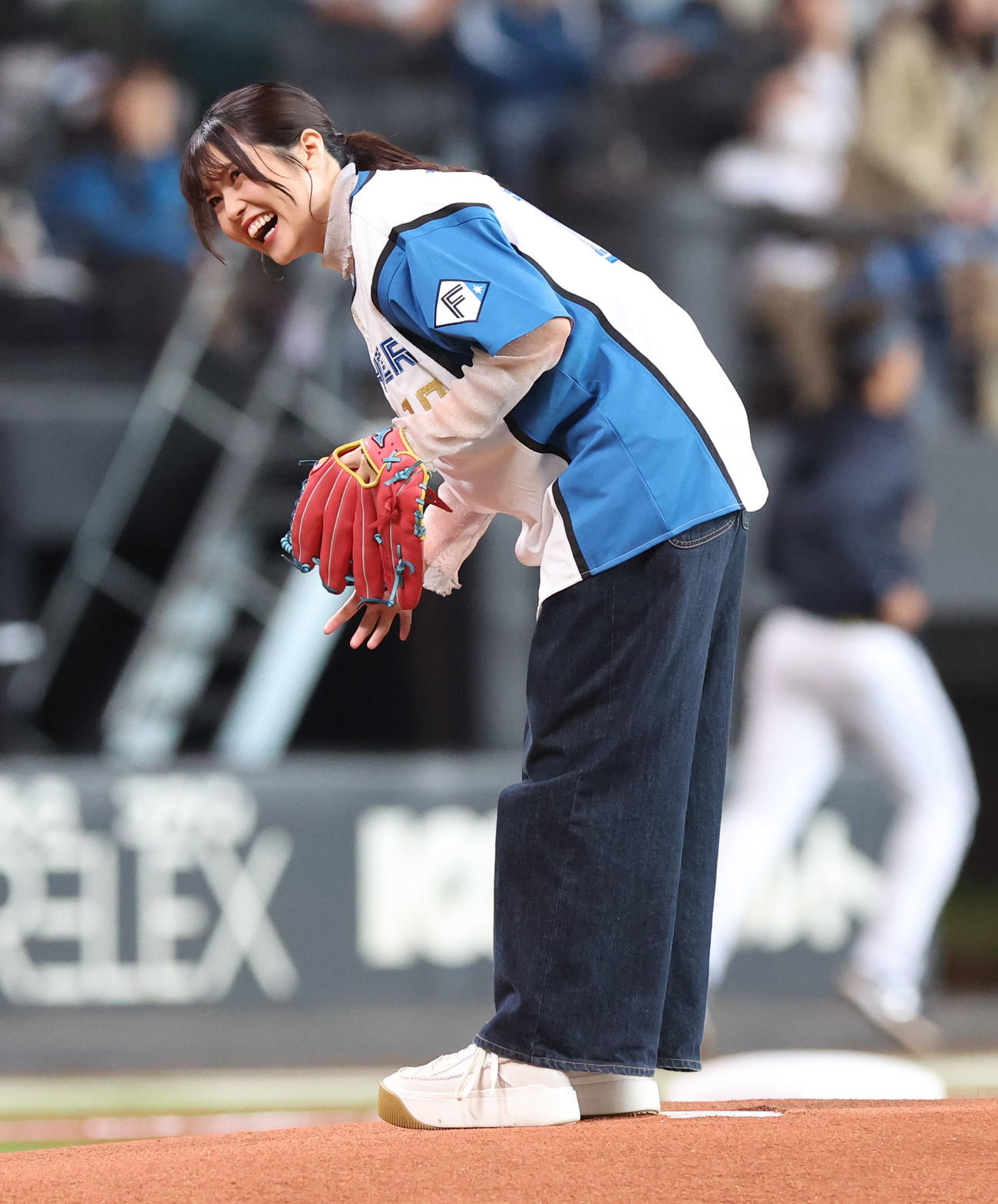 日本ハム対オリックス　試合前、ファーストピッチを務める声優の千本木彩花（撮影・佐藤翔太）