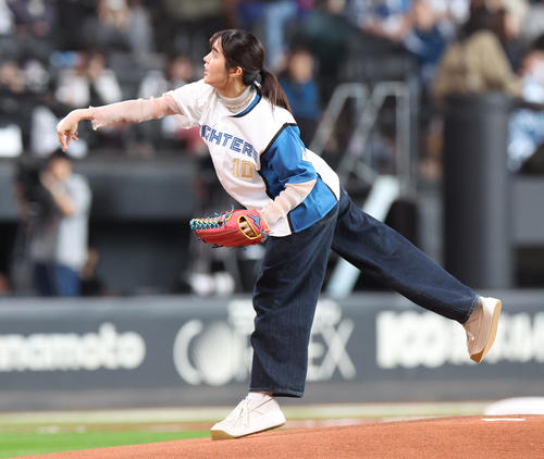 【日本ハム】「転生したらスライムだった件」声優の千本木彩花が始球式でワンバン投球