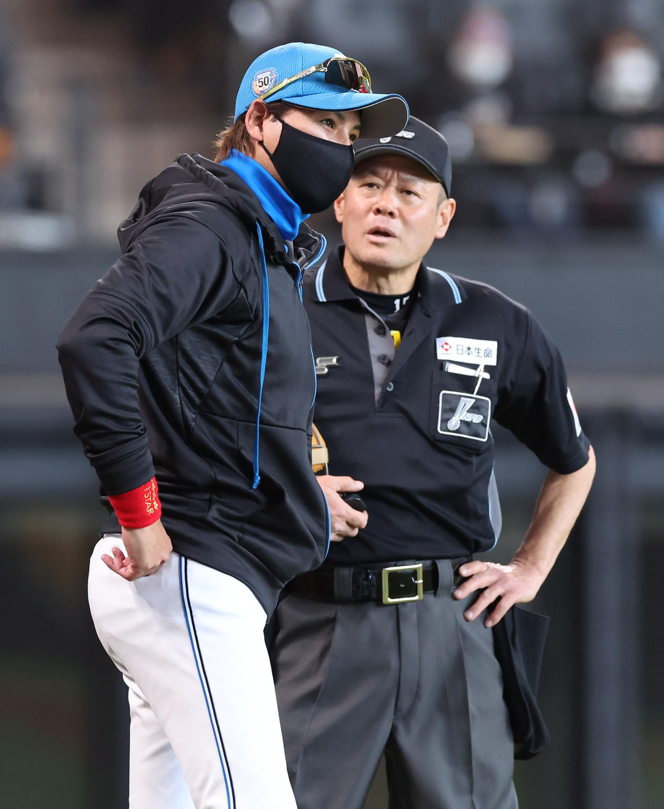 日本ハム対オリックス　3回裏日本ハム2死二塁、郡司の打球について球審に詰め寄る新庄監督（撮影・佐藤翔太）