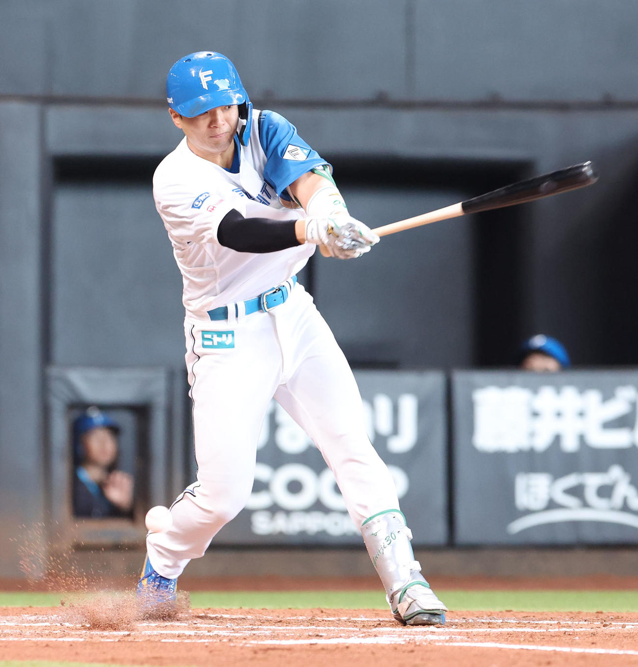 日本ハム対オリックス　3回裏日本ハム2死二塁、足元で飛び跳ねる郡司の打球（撮影・佐藤翔太）
