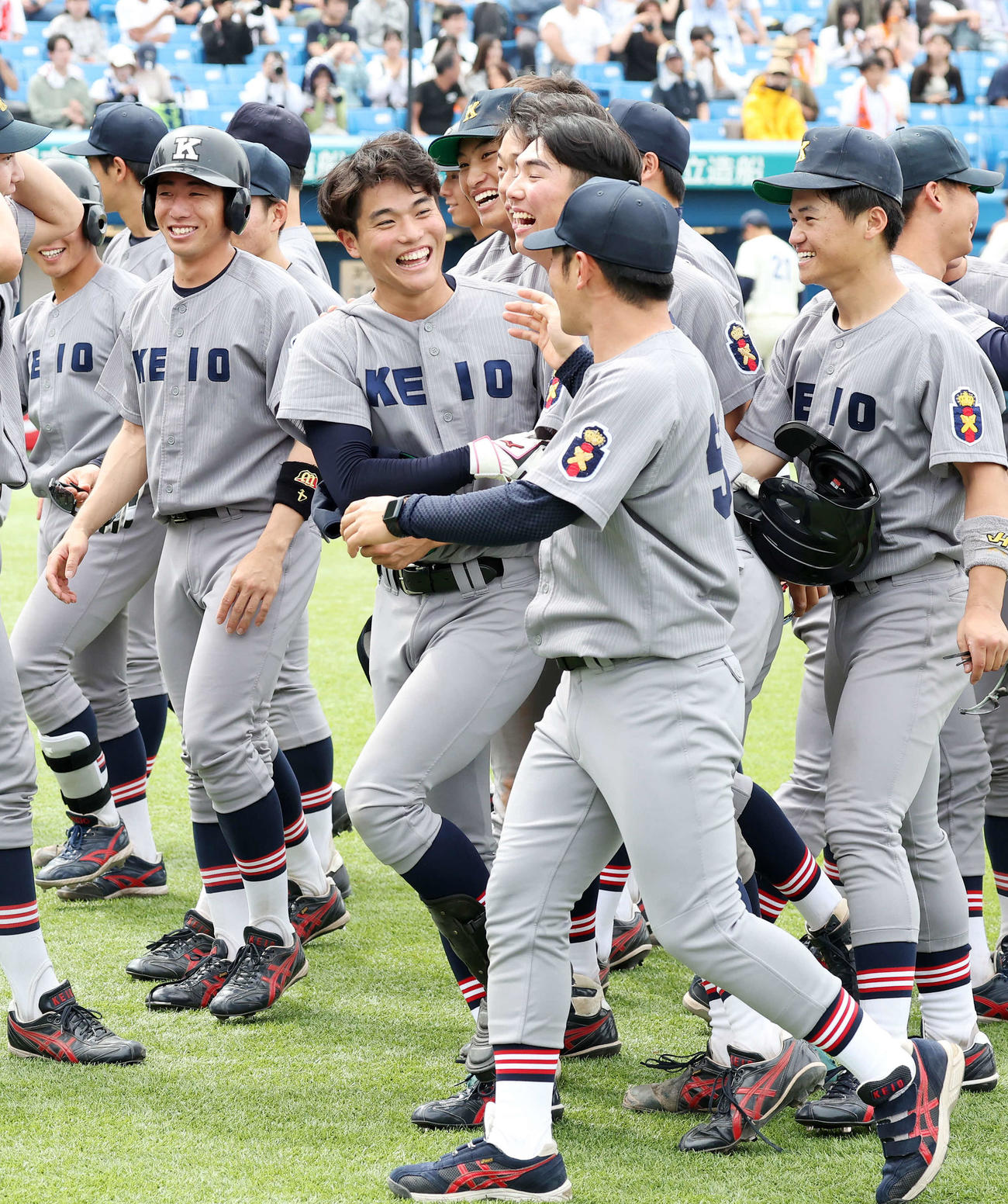法大対慶大　サヨナラ本塁打を放ち祝福される慶大・渡辺憩（中央）（撮影・鈴木正人）