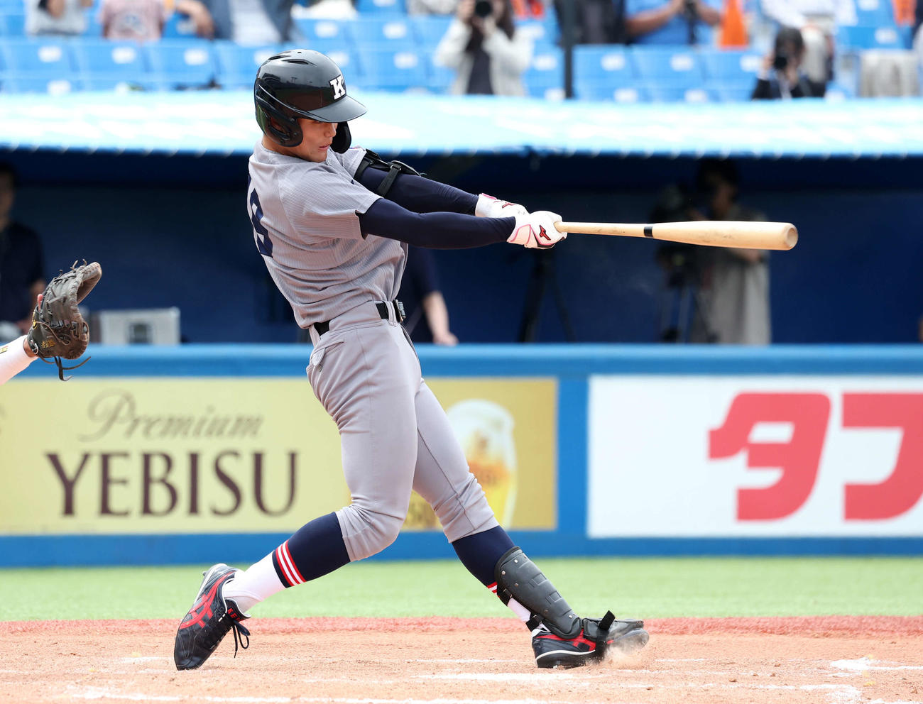 法大対慶大　12回裏慶大1死、渡辺憩は左越えサヨナラ本塁打を放つ（撮影・鈴木正人）