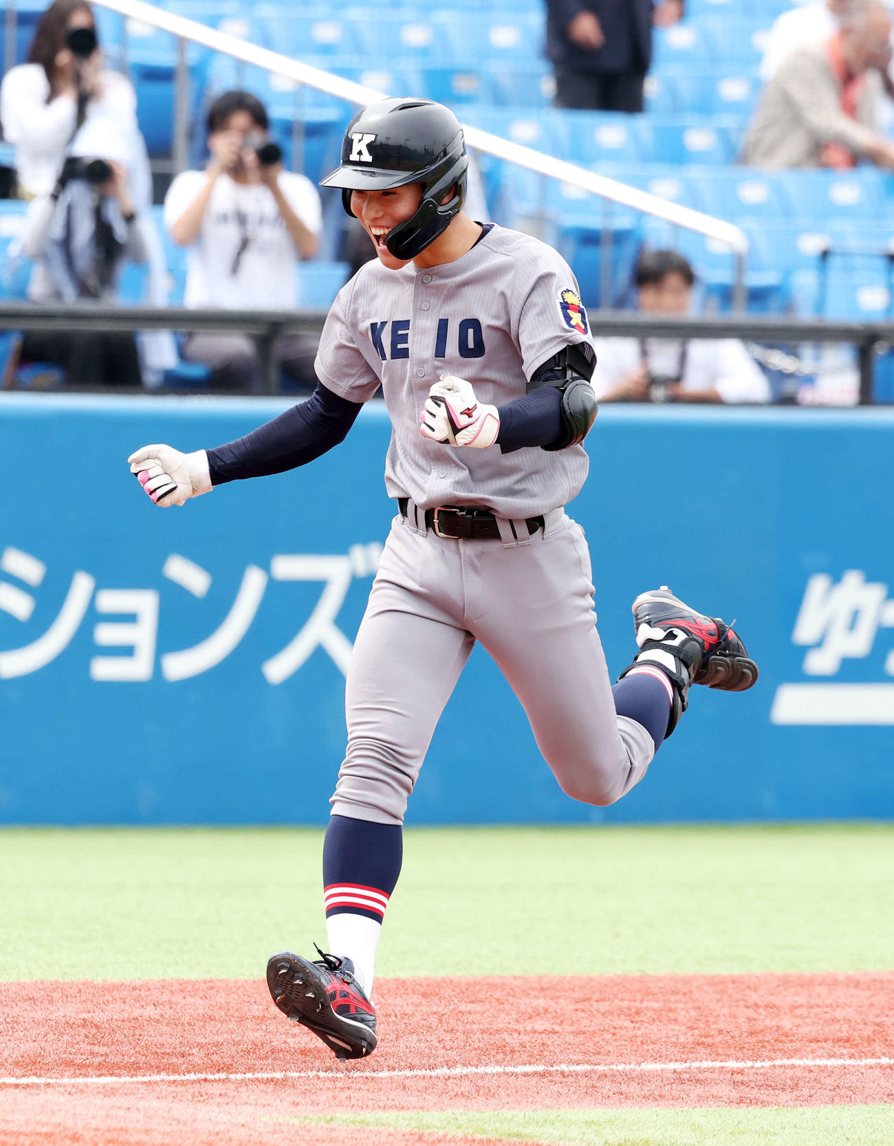 法大対慶大　12回裏慶大1死、渡辺憩は左越えサヨナラ本塁打を放ちガッツポーズで雄たけびを上げる（撮影・鈴木正人）