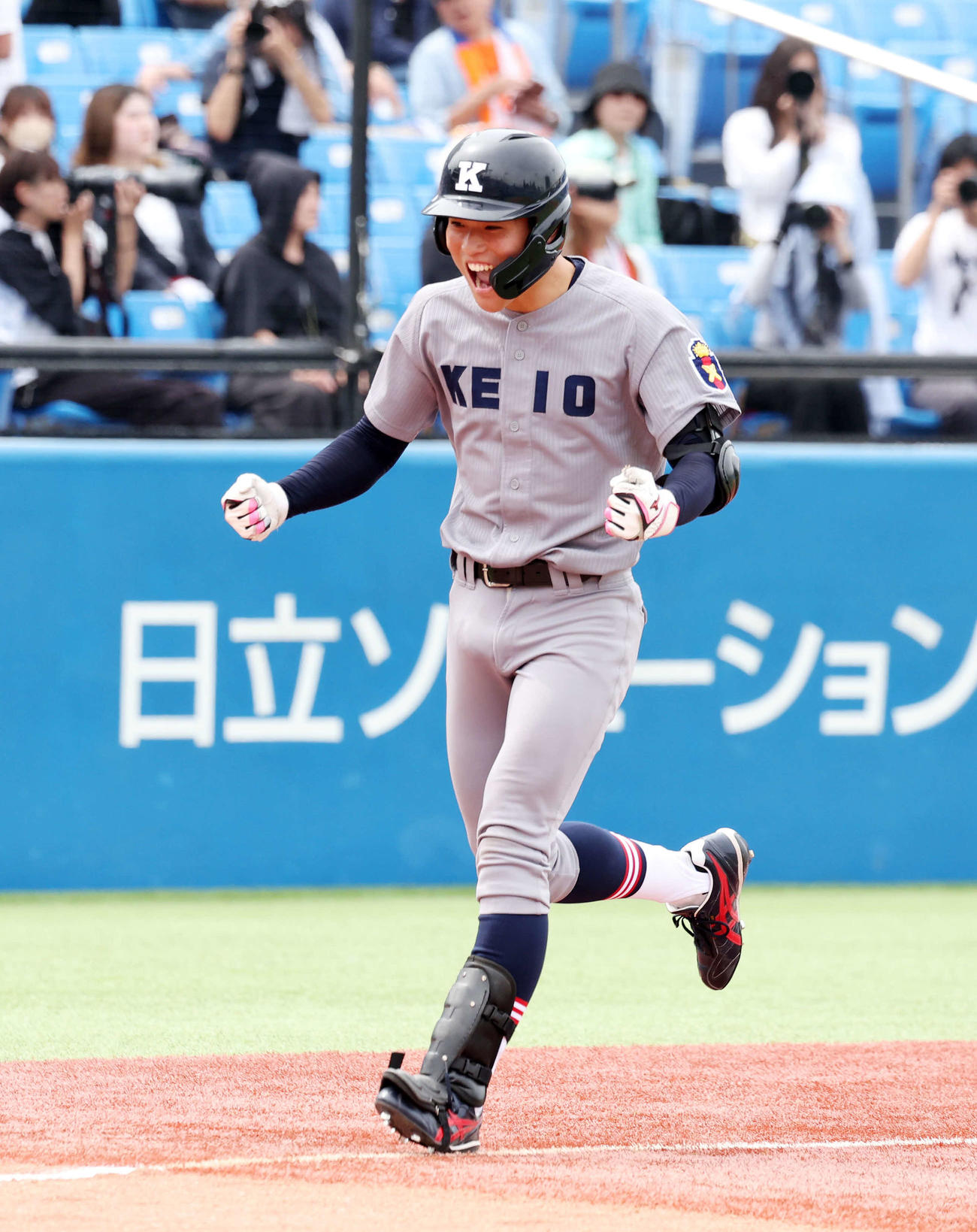 法大対慶大　12回裏慶大1死、渡辺憩は左越えサヨナラ本塁打を放ちガッツポーズで雄たけびを上げる（撮影・鈴木正人）