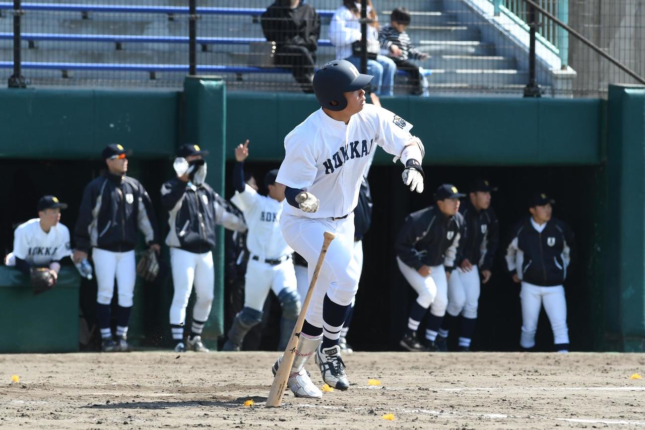 3回1死二、三塁、バックスクリーンへ3ラン本塁打を放つ北海学園大の常谷（撮影・石井翔太）