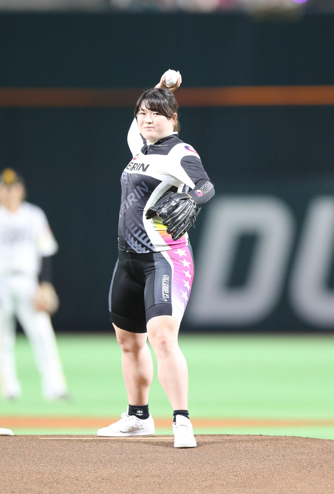 ソフトバンク対西武　始球式で見事な投球を披露した尾方（撮影・梅根麻紀）