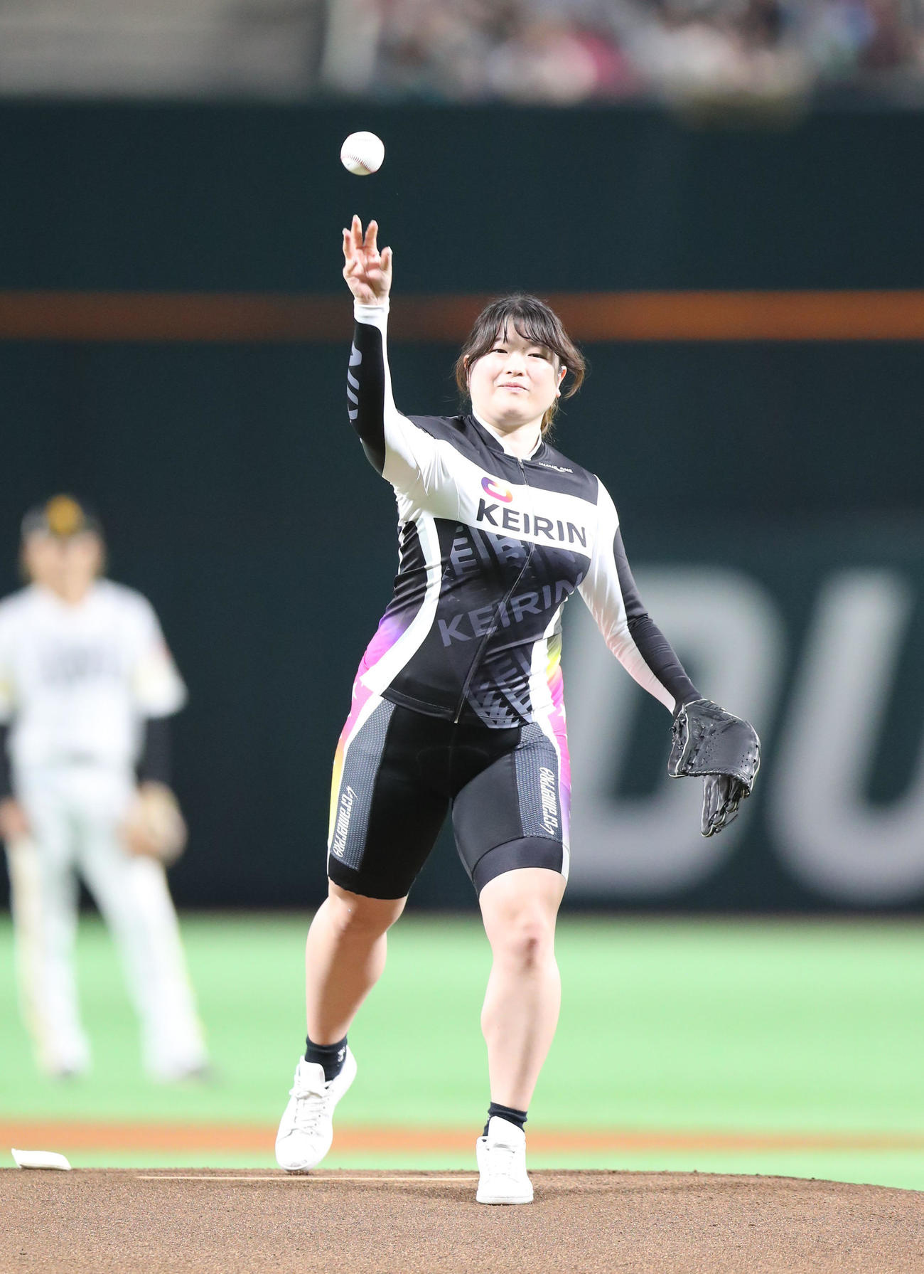 ソフトバンク対西武　始球式で見事な投球を披露した尾方（撮影・梅根麻紀）