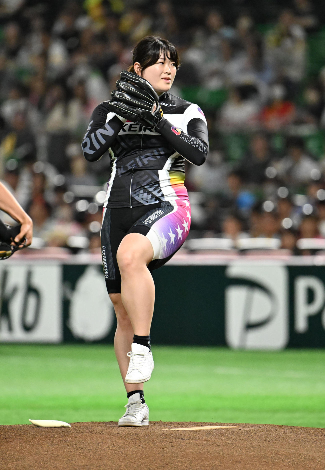 ソフトバンク対西武　始球式でボールを投げる尾方（撮影・林敢治）