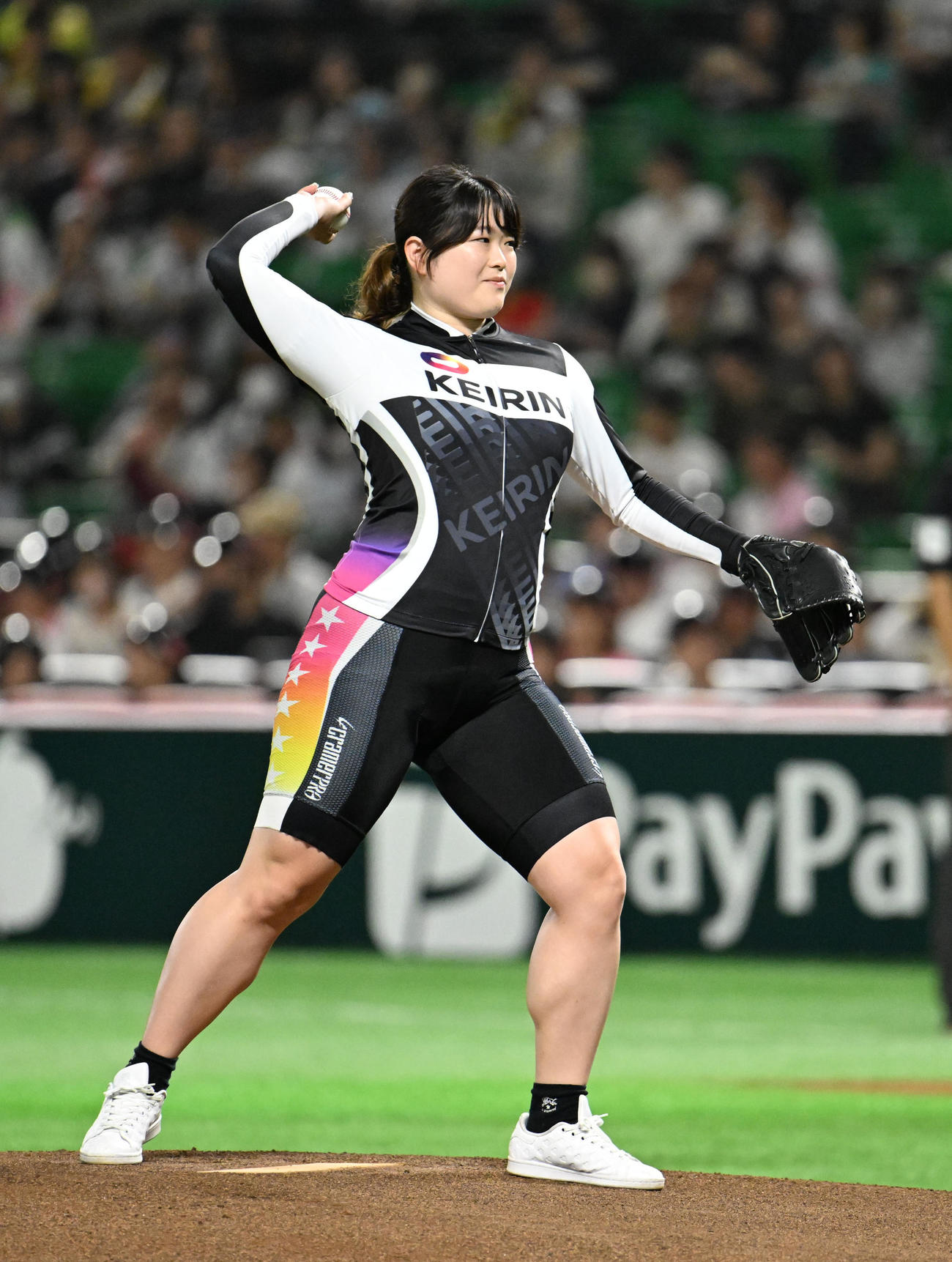 ソフトバンク対西武　始球式でボールを投げる尾方（撮影・林敢治）