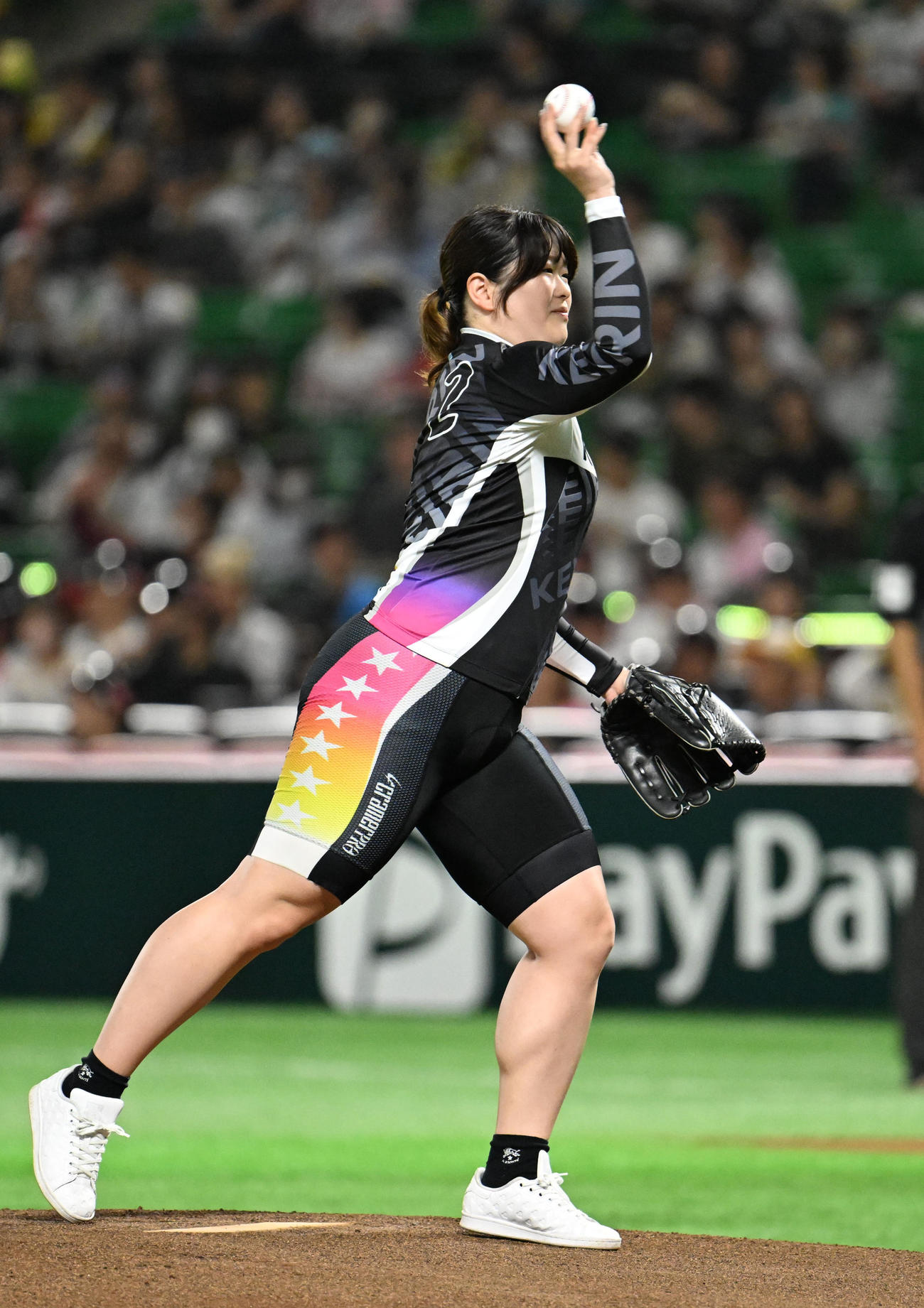 ソフトバンク対西武　始球式でボールを投げる尾方（撮影・林敢治）