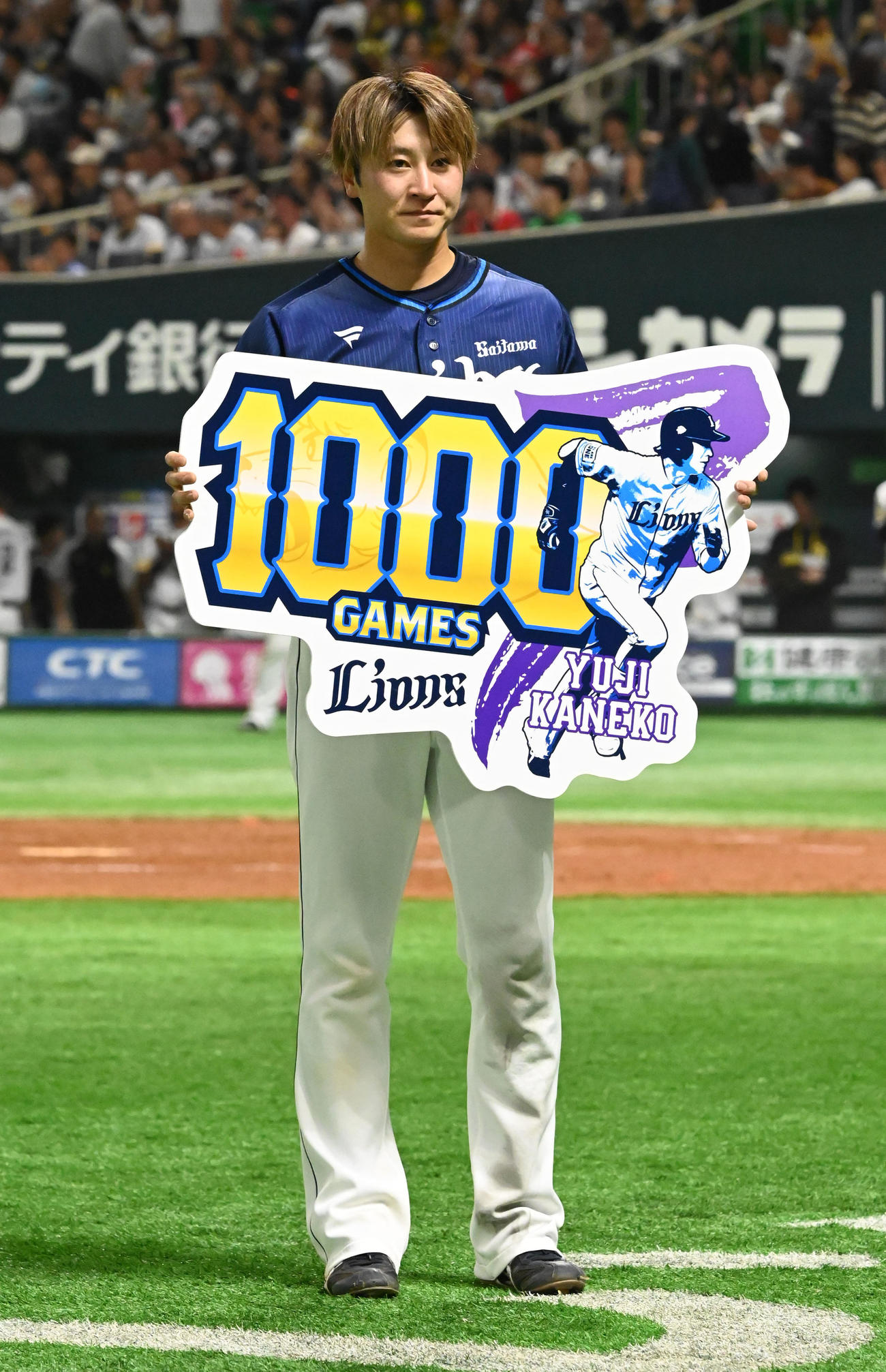 ソフトバンク対西武　1000試合出場となった金子侑は記念ボードを手にファンにあいさつ（撮影・林敢治）