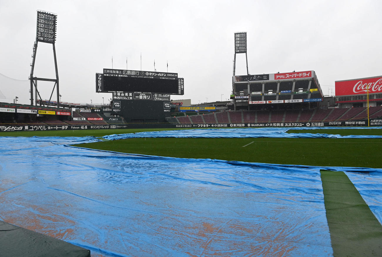 広島対阪神　雨が降り続くマツダスタジアム（撮影・前岡正明）
