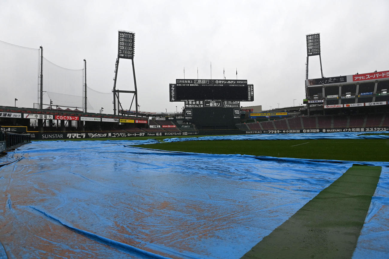 広島対阪神　雨が降り続くマツダスタジアム（撮影・前岡正明）