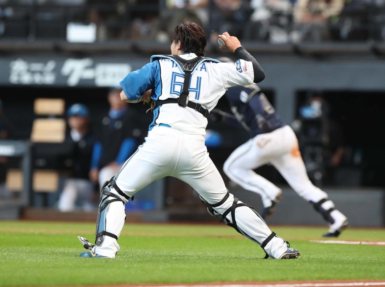 日本ハム対オリックス　5回表オリックス無死一塁、渡部のバントした打球が小フライになる。わざと捕球せずに一塁に送球し打者走者をアウトにする田宮（撮影・黒川智章）