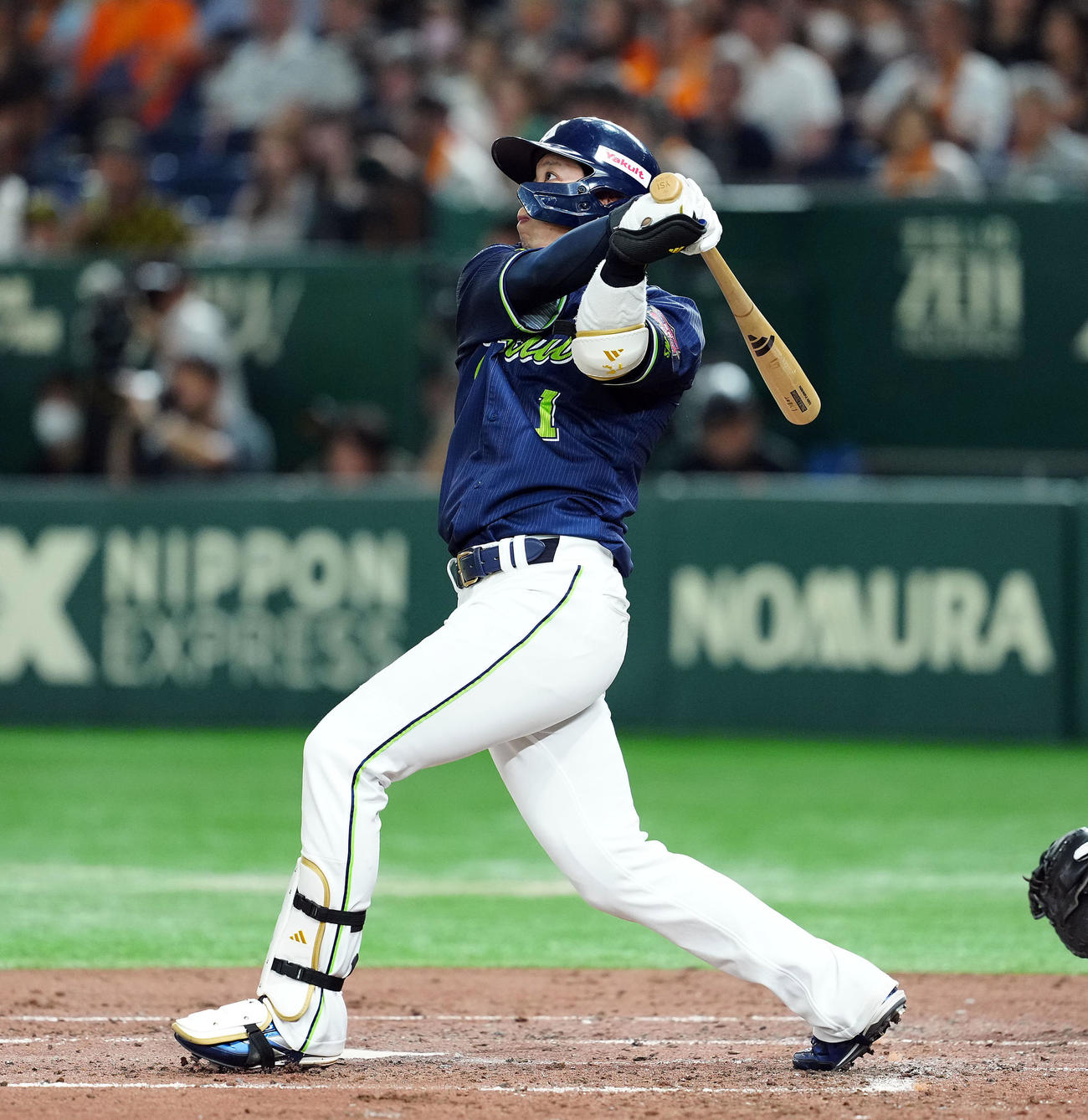巨人対ヤクルト　3回表ヤクルト無死一塁、左越えに2点本塁打を放つ山田（撮影・たえ見朱実）