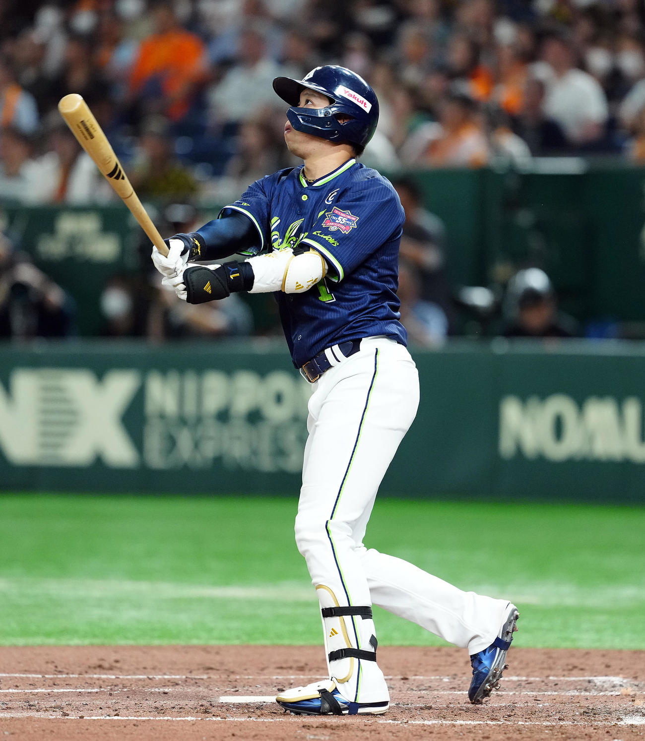 巨人対ヤクルト　3回表ヤクルト無死一塁、左越えに2点本塁打を放つ山田（撮影・たえ見朱実）